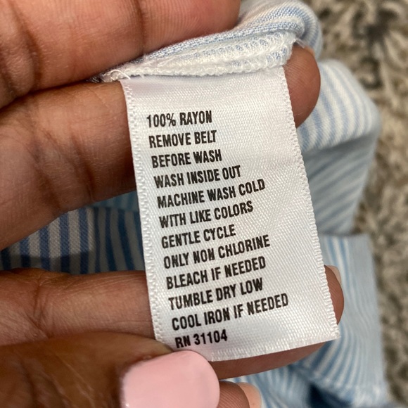 Crown and ivy blue and white pinstripe 100% rayon shorts size 16 4 inch inseam - Picture 4 of 9